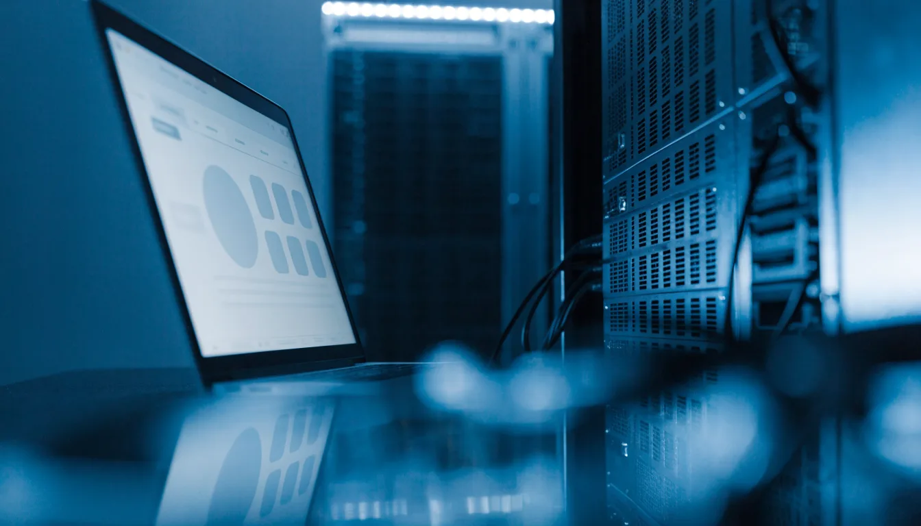 Website bán hàng hoạt động trên máy tính bên cạnh hệ thống máy chủ